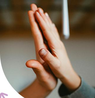 Deux personnes qui se font un high five