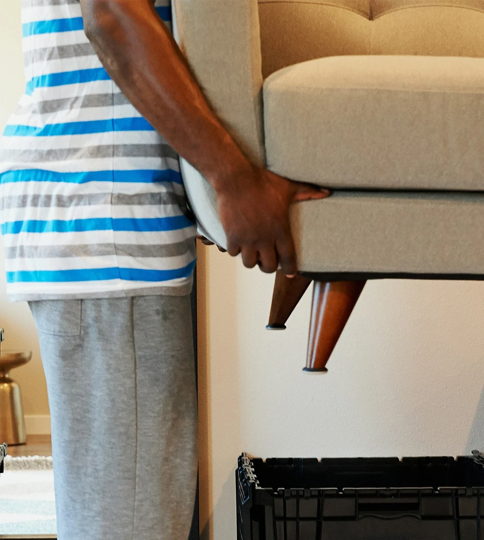 Bénéficiaire recevant du mobilier réemployé de qualité