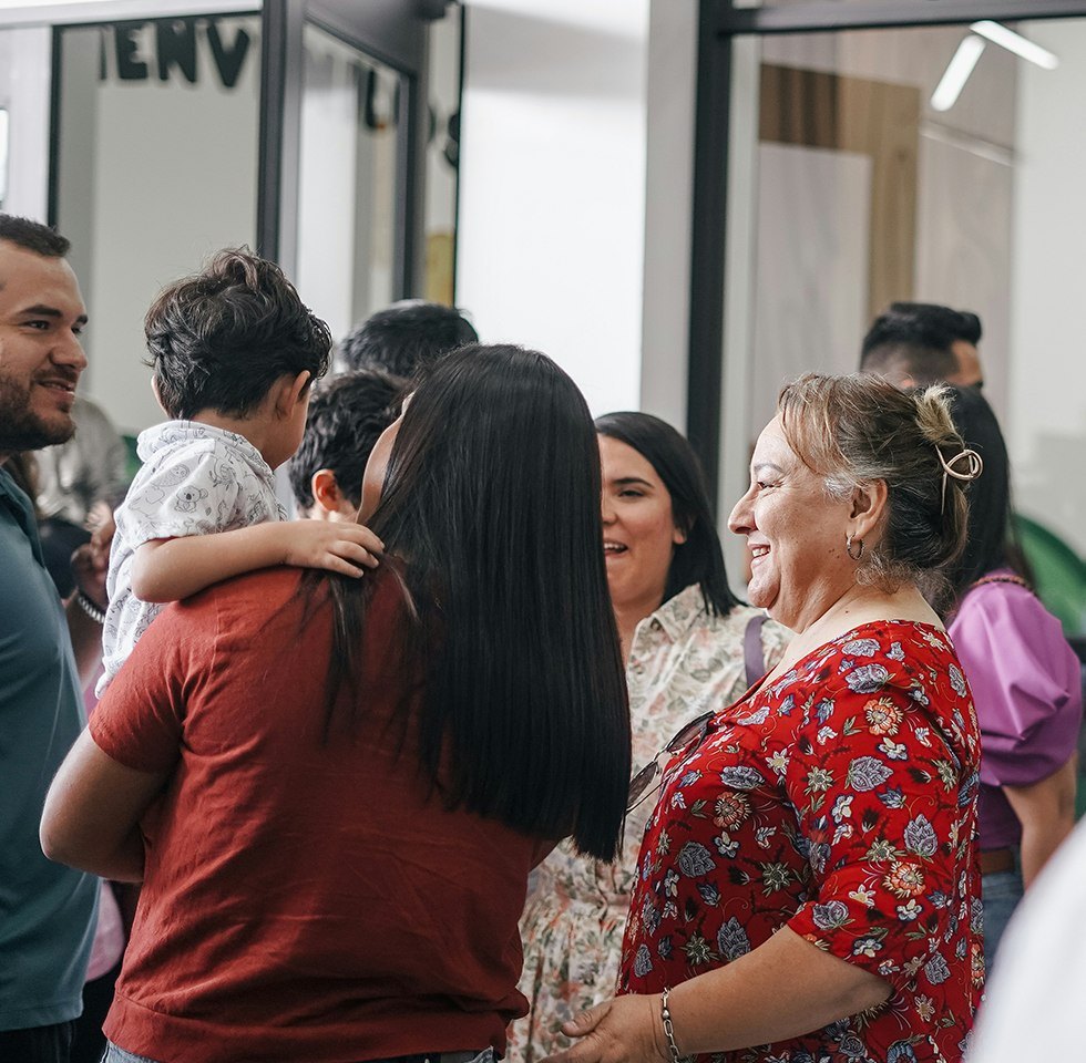 Groupe de personnes réunies et souriantes lors d'un événement communautaire